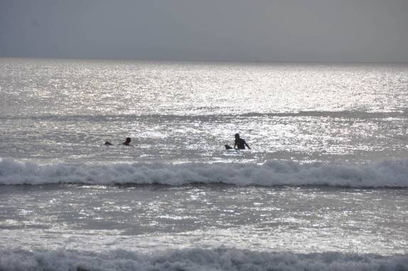 Surfistas aproveitam o belo fim de tarde em praia Madero, em San Juan del Sur, na Nicarágua